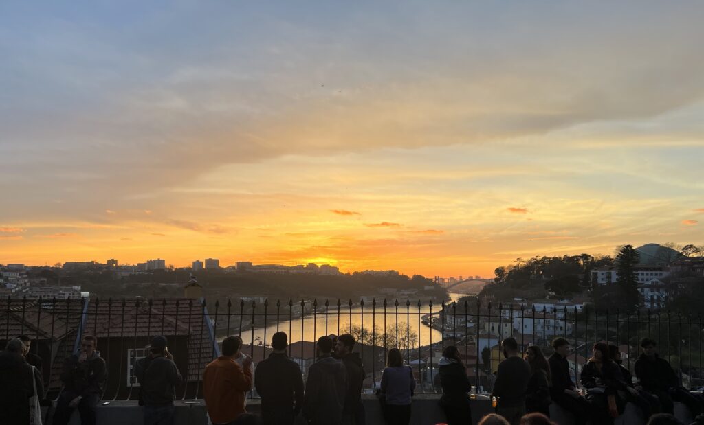 ポルト街歩き中に出会った夕日