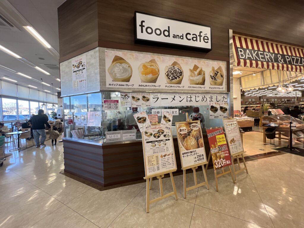 ベイシア栗橋店のフードコートのお店。
ラーメン、そばうどん、カレー、フライドポテト、たこ焼き、コーヒー、フロート、ソフトドリンクが揃う。ここでクレープも作っている。