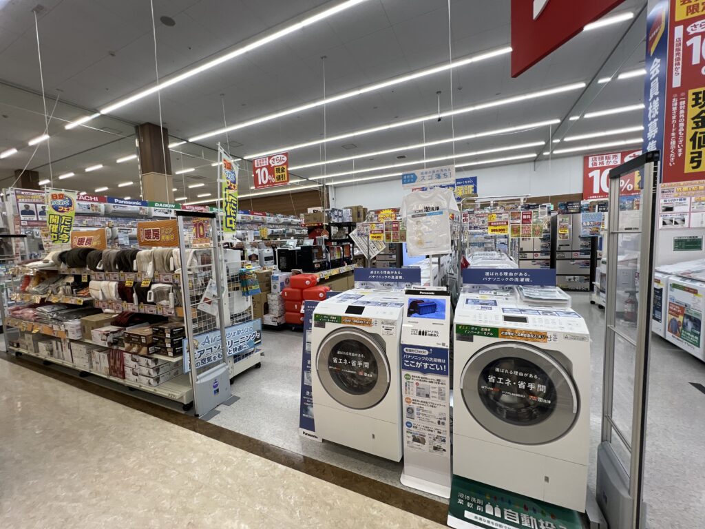 ベイシア栗橋店の家電売り場。洗濯機やエアコンなど必需品が揃う。