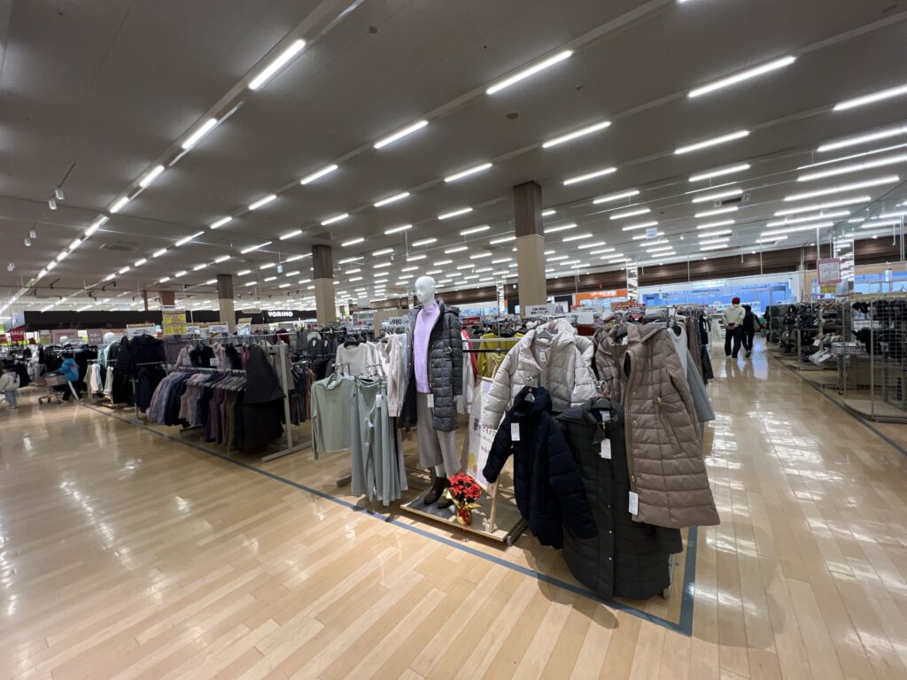 ベイシア栗橋店の服売り場。
婦人服、紳士服、子ども服それぞれ取り揃えられている。
靴やカバンなどの服飾雑貨も豊富。