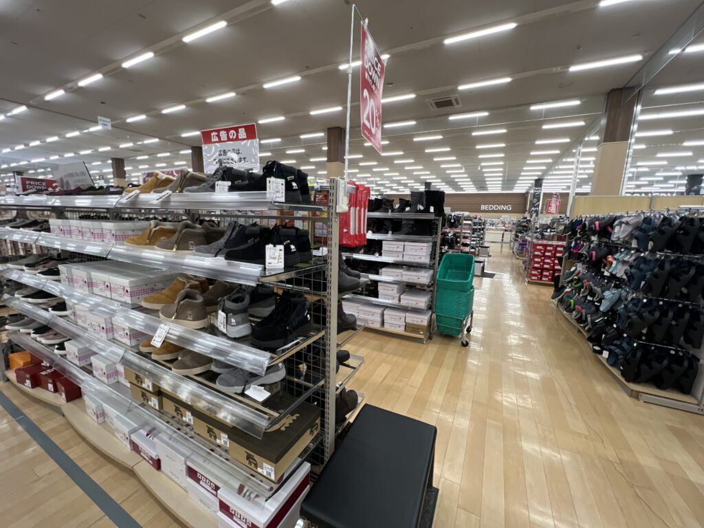 ベイシア栗橋店の靴売り場。サイズも種類も豊富にある。