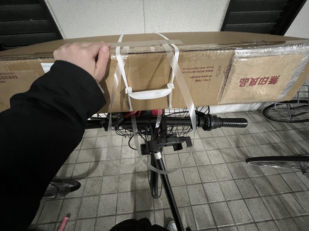 無印良品　空気でできたソファ
持ち帰りは徒歩か車がおすすめです。
自転車のカゴには入らず、バランスがとりにくいです。